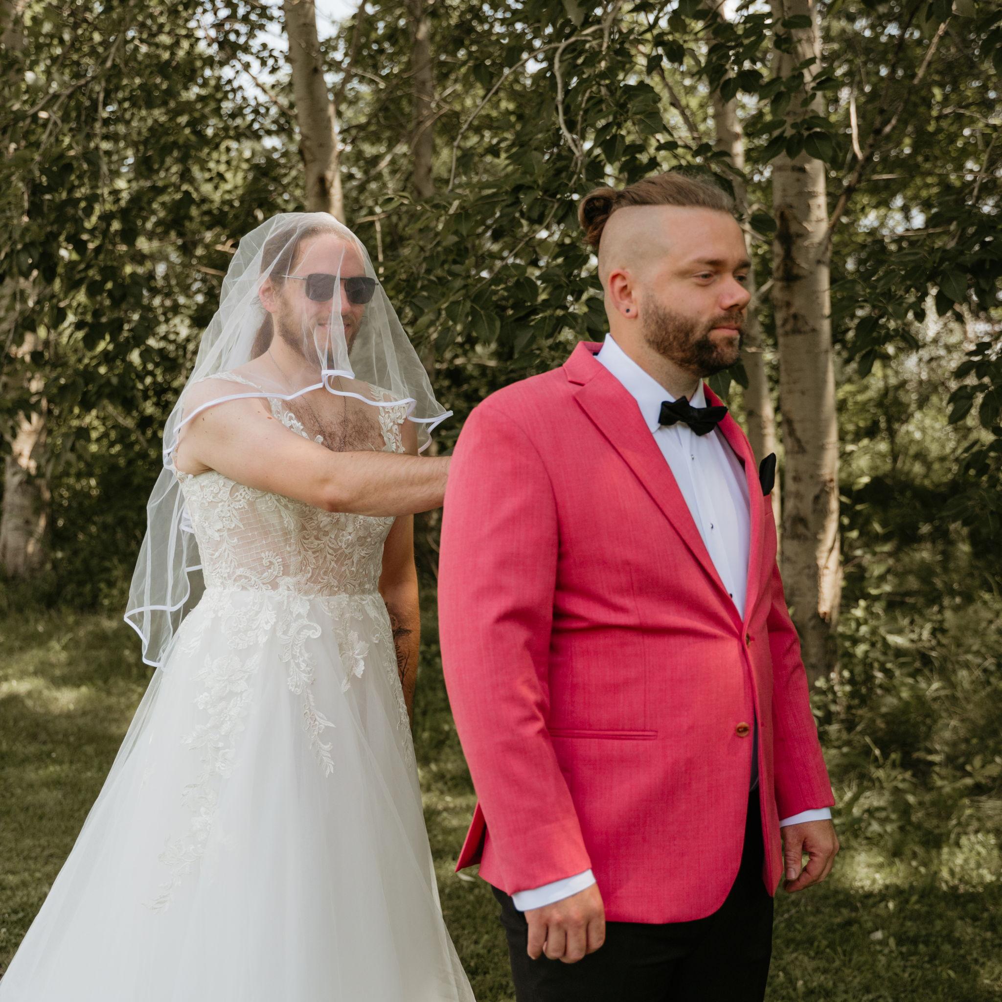 Il sent la chaleur de la main de sa future épouse, il a hâte de se retourner...