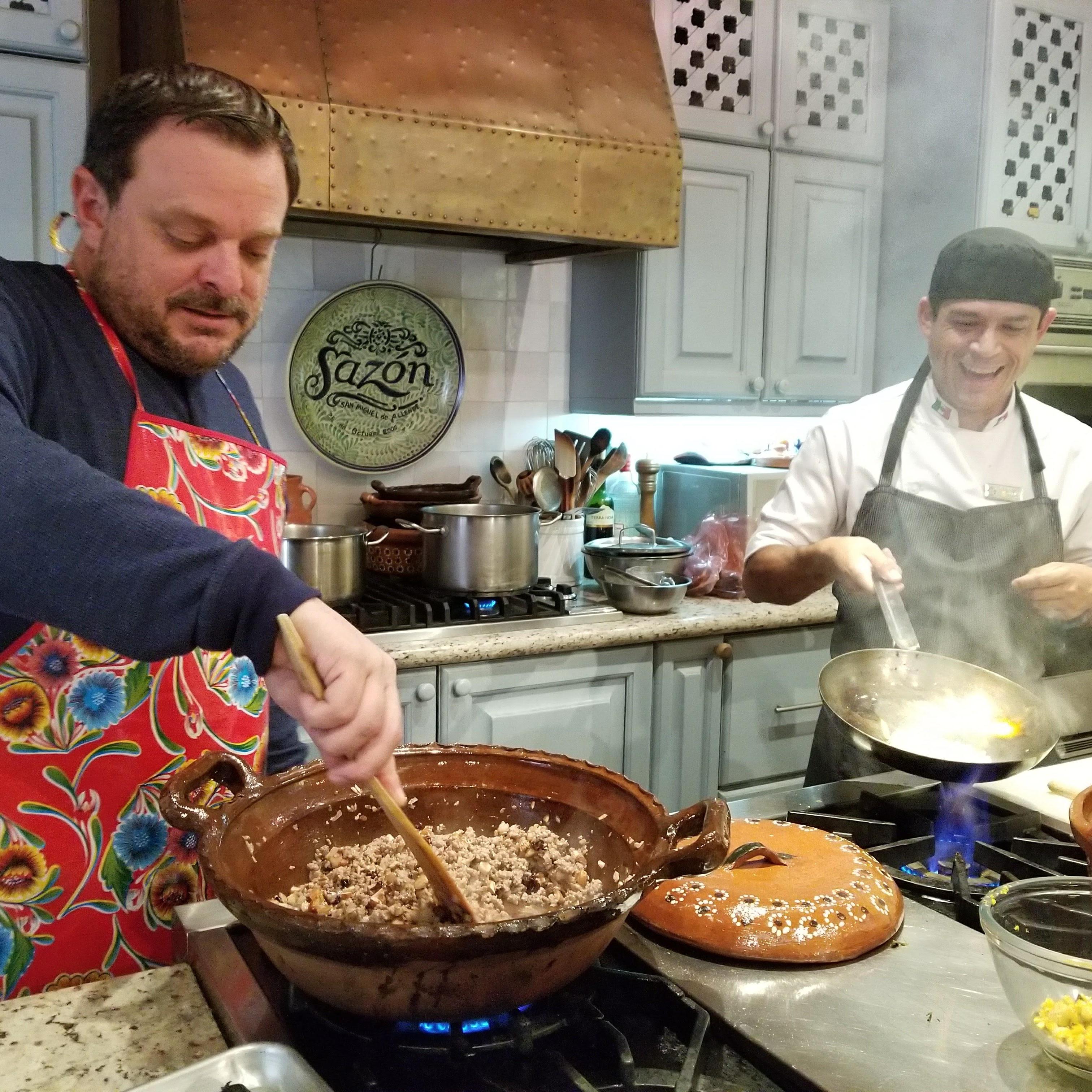José Luis aprendiendo a cocinar Chiles en Nogada para Carla, un platillo a probar en San Miguel.