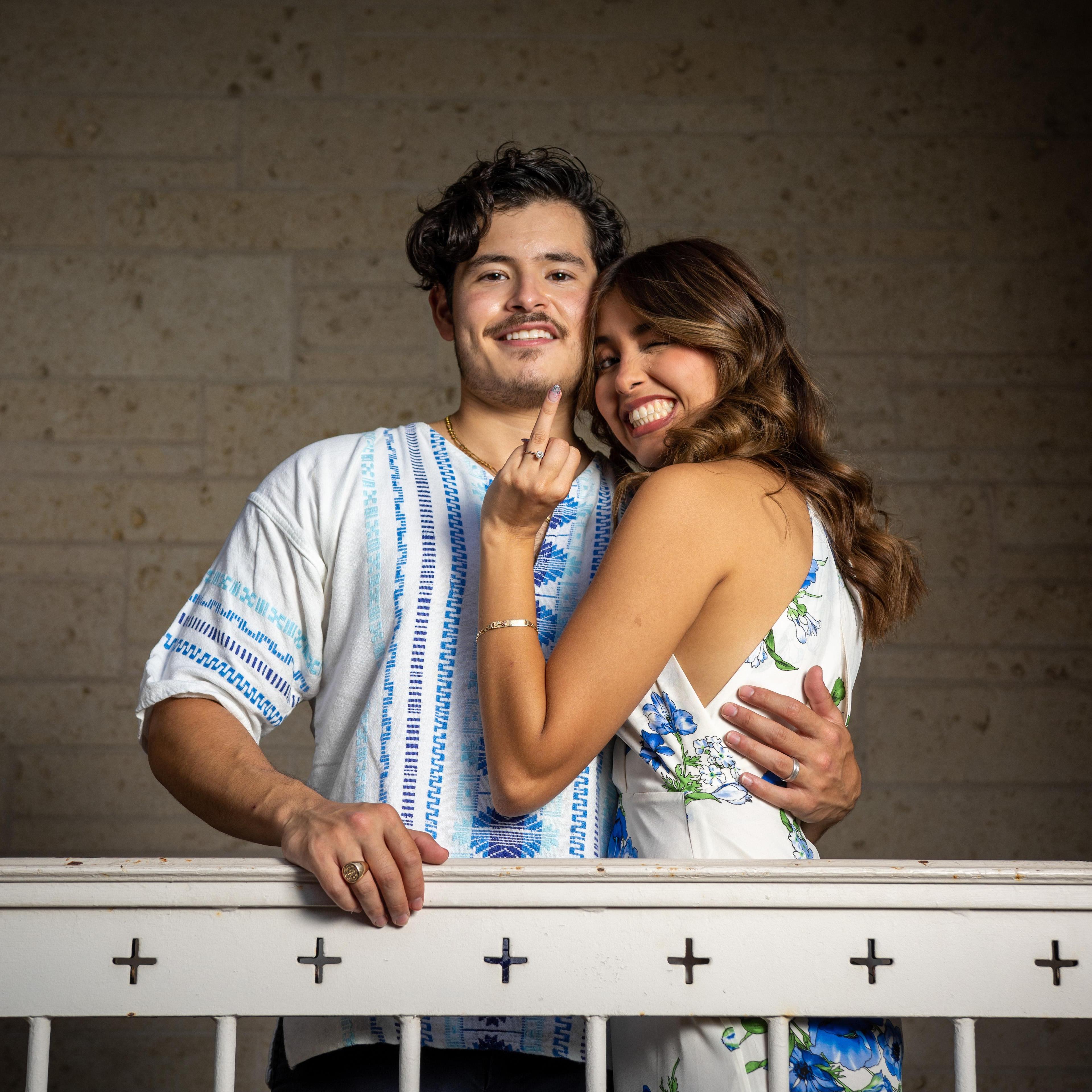 Fun Fact: Hugo tried to propose three days straight
Dato Curioso: Hugo intento pedirle matrimonio a Ce por tres dias seguidos.