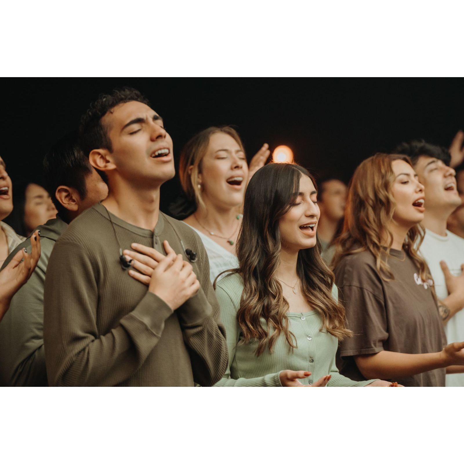 Adorando juntos, en momentos así, mi corazón empezó a latir más de imaginar que Josu fuera mi futuro esposo (Sari) 13-04-22