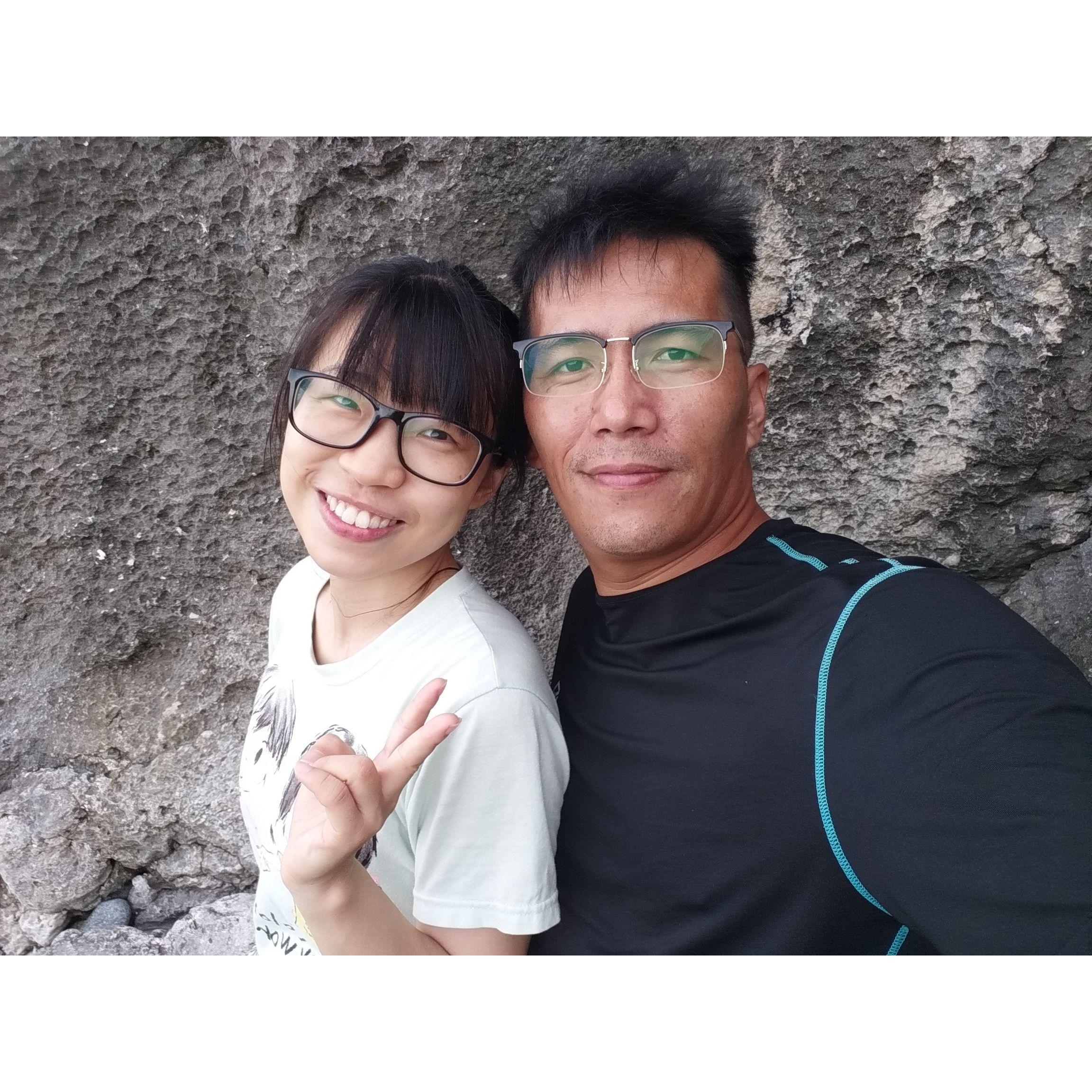 在台東的海踏浪。