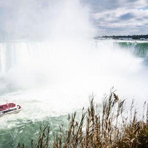 Mini-moon Niagara Falls boat tour