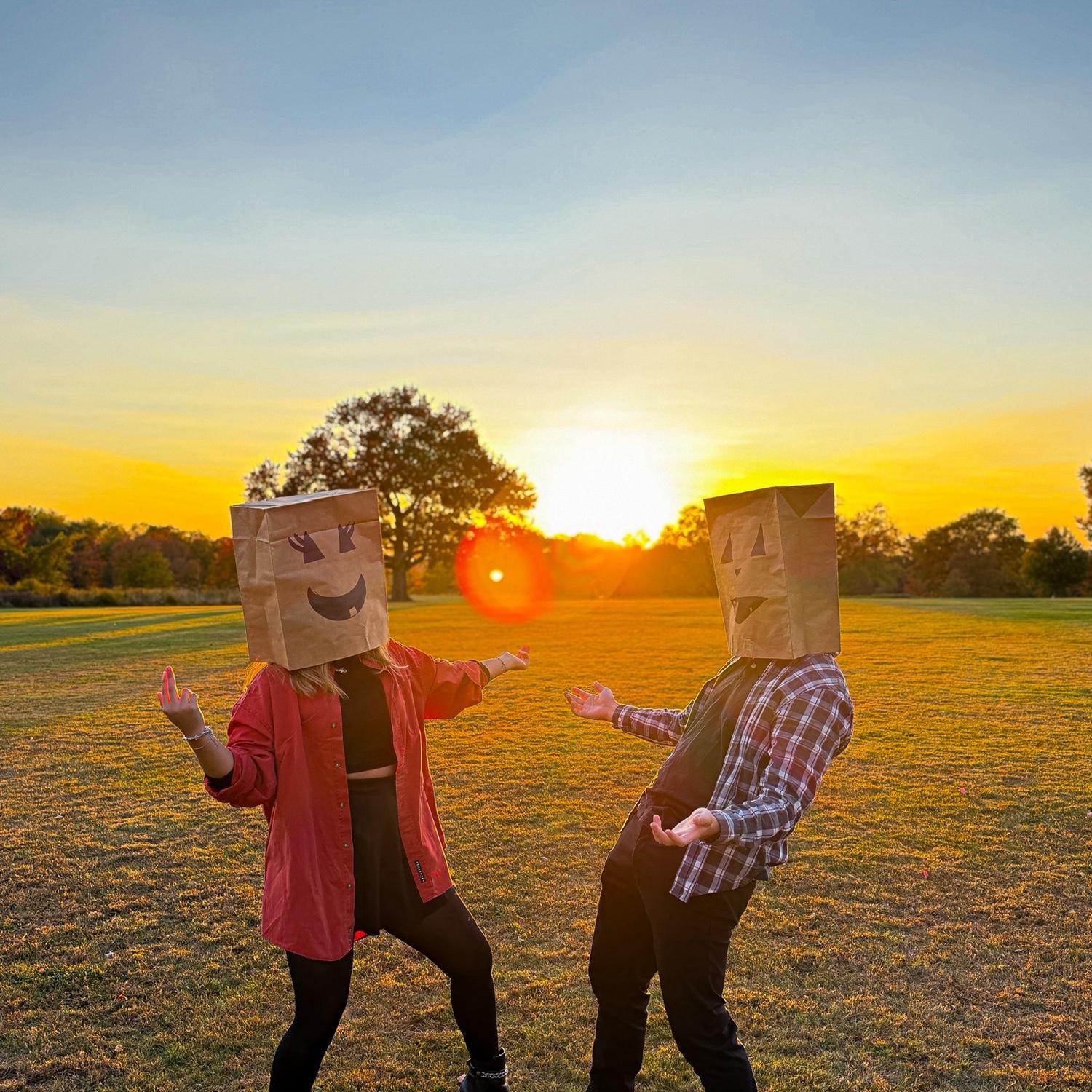 Photoshoot de otoño siendo nosotros: risas, hojas… y nuestro clásico “Whatsup man”. 🍂✌️😂
Fall photo shoot vibes: just us being silly with our forever “Whatsup man.” 🍂✌️😂