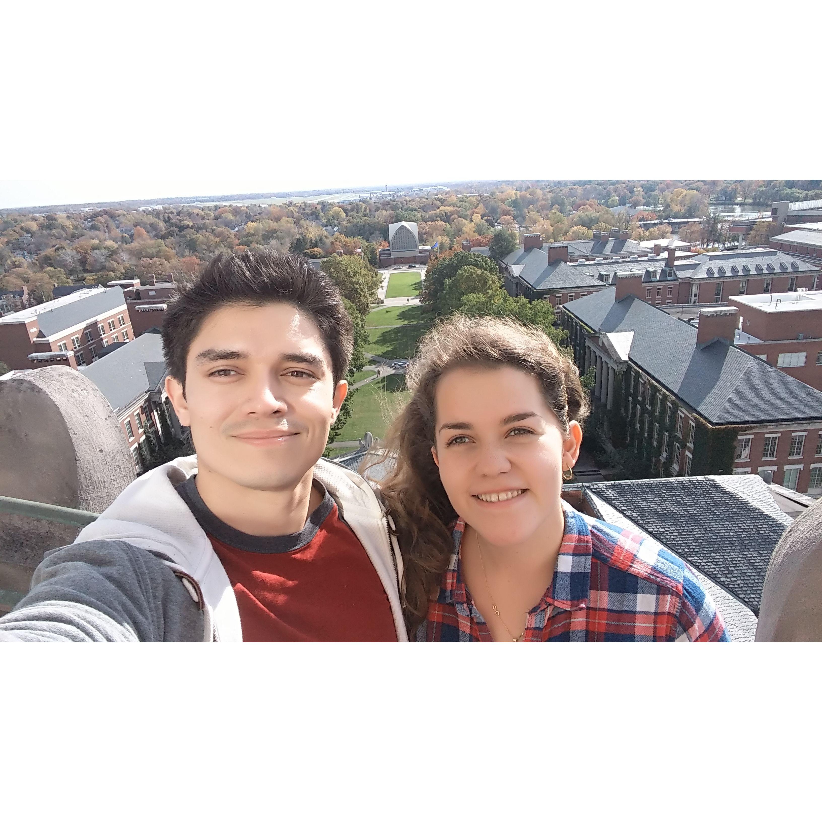 En la cima de la torre de Rush Rhees Library