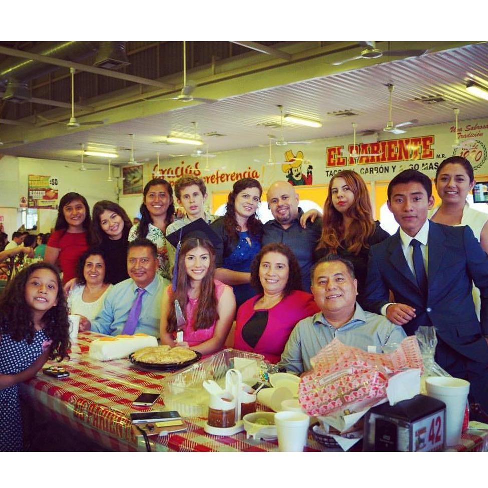 Con la familia festejando la graduación de nuestra sobrina Milly