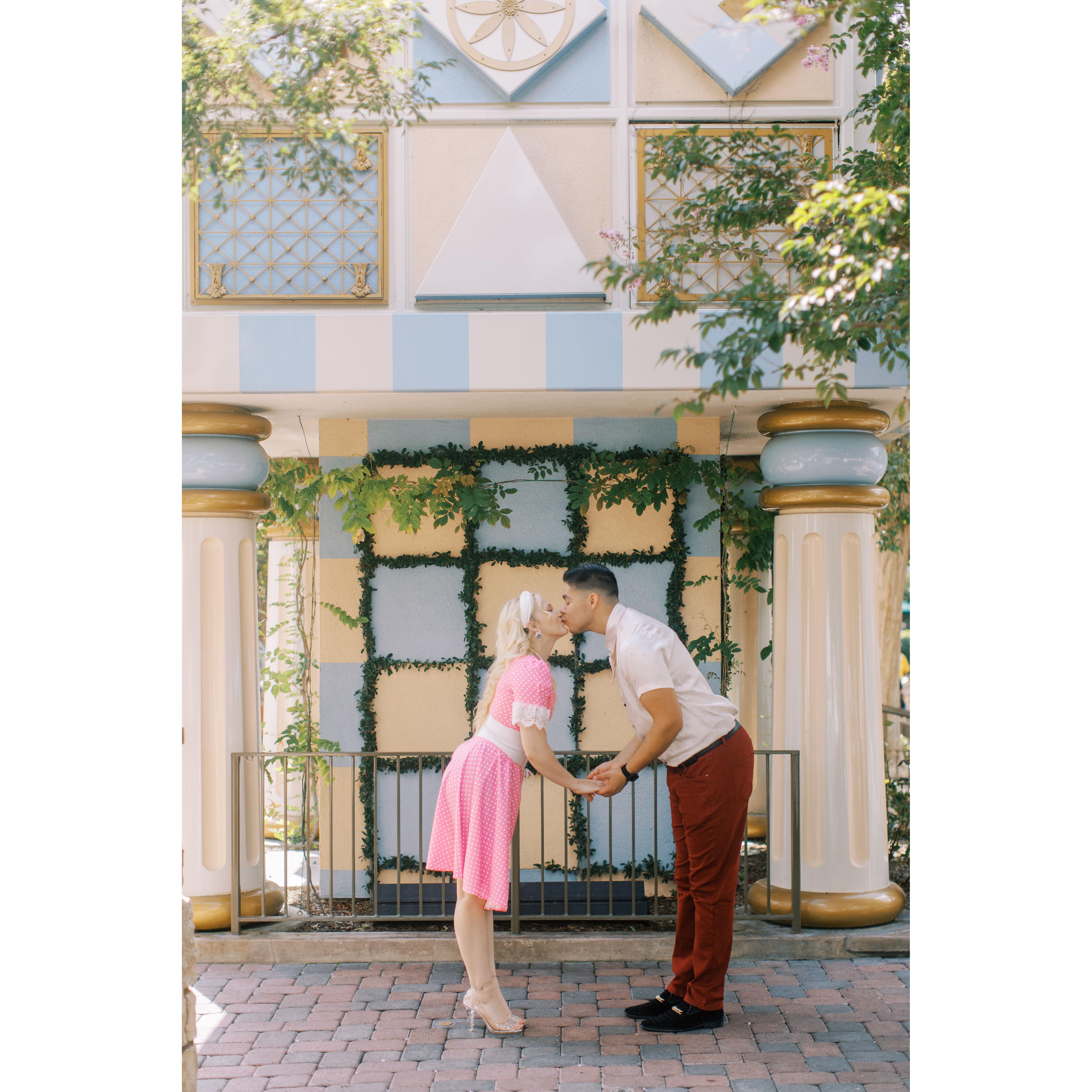 Minnie and Mickey Kiss