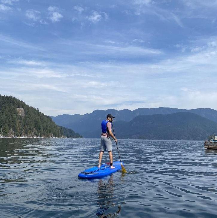 🏄‍♂️ Deep Cove: Alex en su paddle board. El paisaje era increíble, pero mi vista favorita siempre será él.