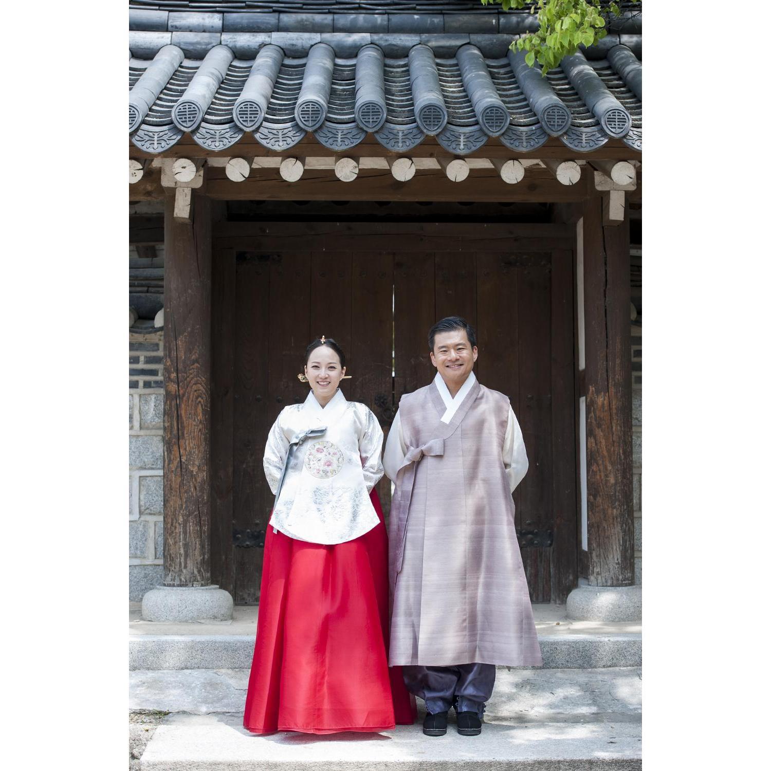 In ancient Korea, the "voluminous tent" look was very on trend for the guys.