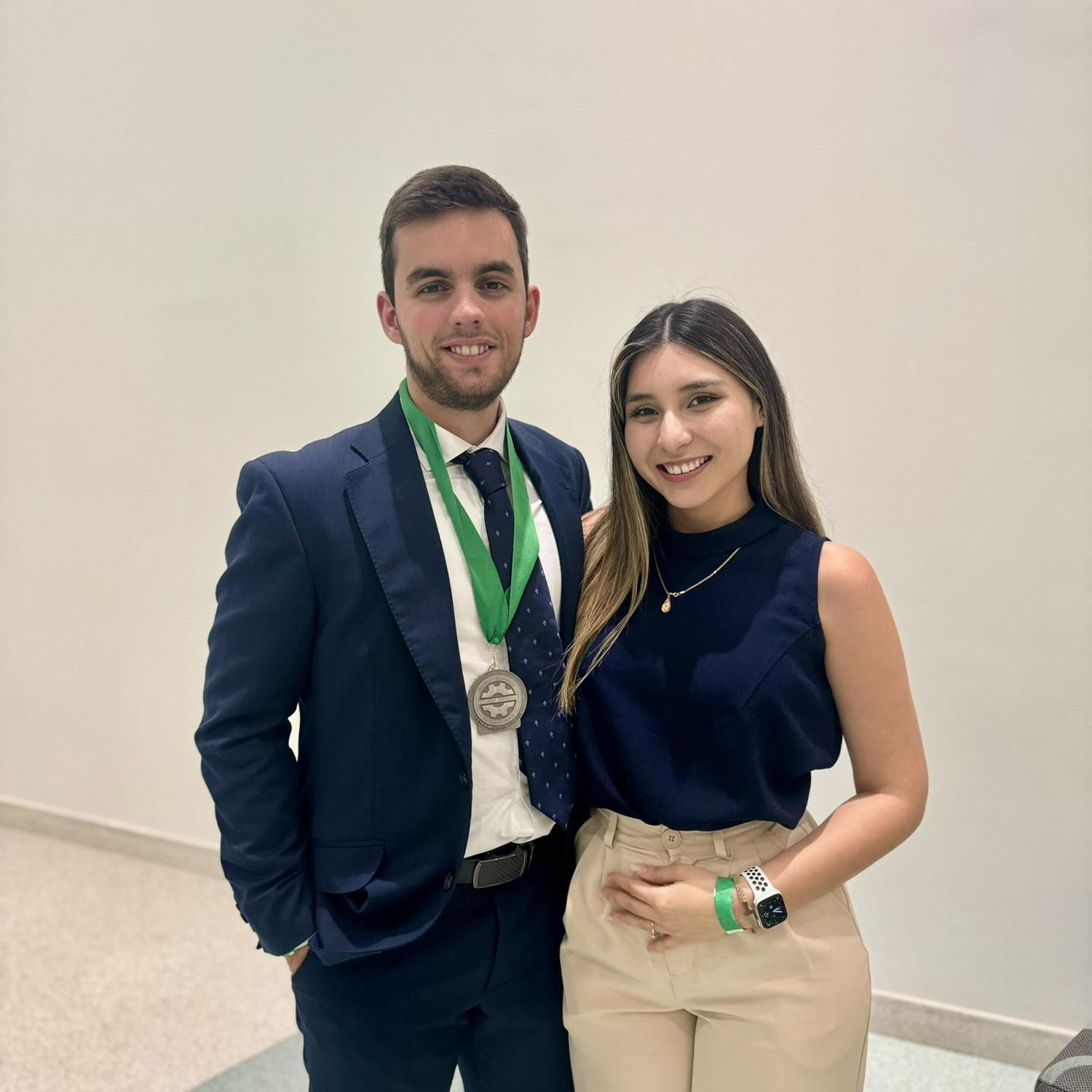 29/04/2025
Senior Design Expo, donde Quique y Jessica presentaron sus proyectos de carrera y Masters!