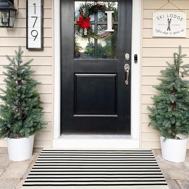 USTIDE Black and White Striped Outdoor Rug 23.6'' x 35'' Striped Layered Doormats Cotton Hand-Woven Reversible Outdoor Rug Washable Welcome Mats for Front Porch/Entryway/Laundry/Bathroom/Bedroom
