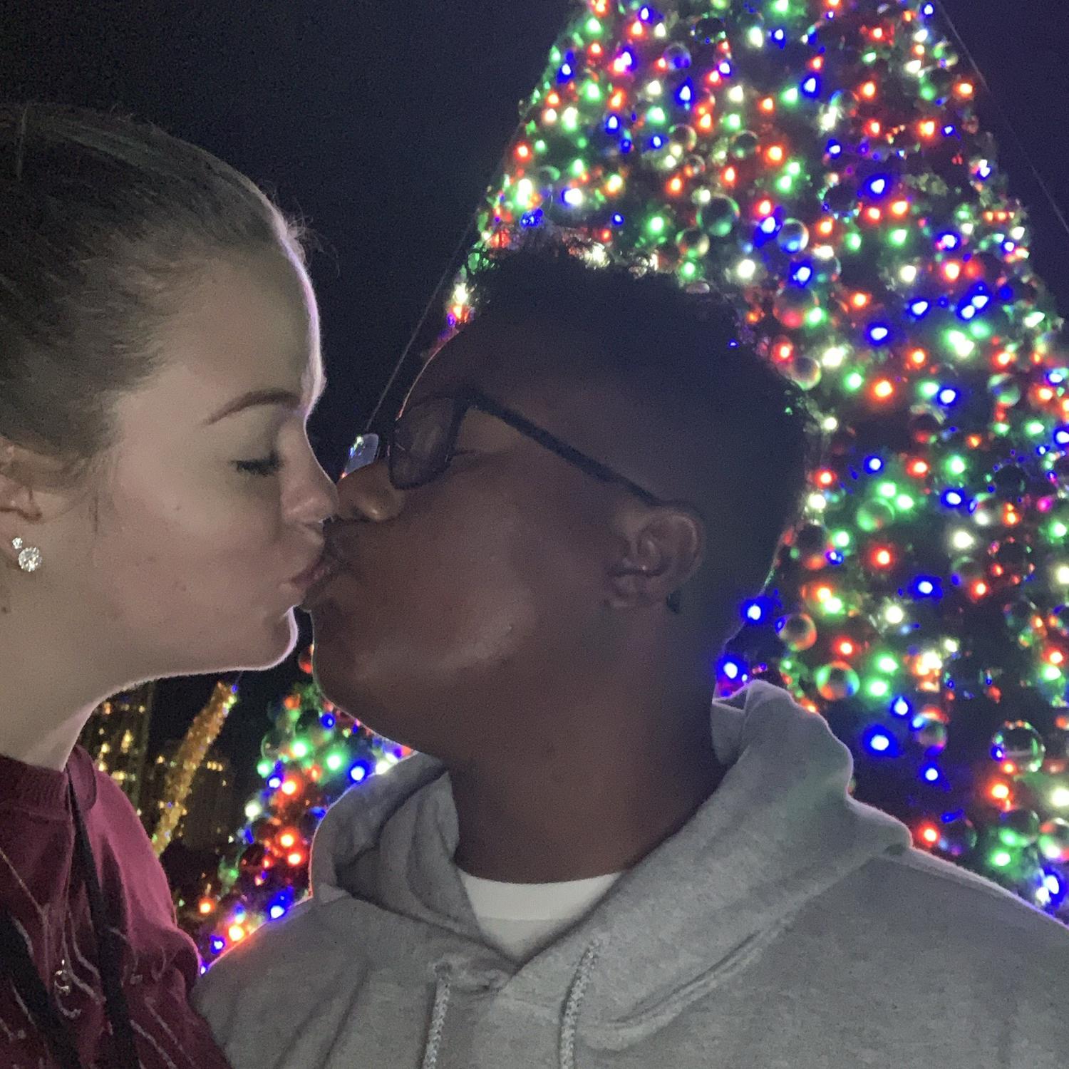 Our traditional kiss in front of the tree 2020💋
