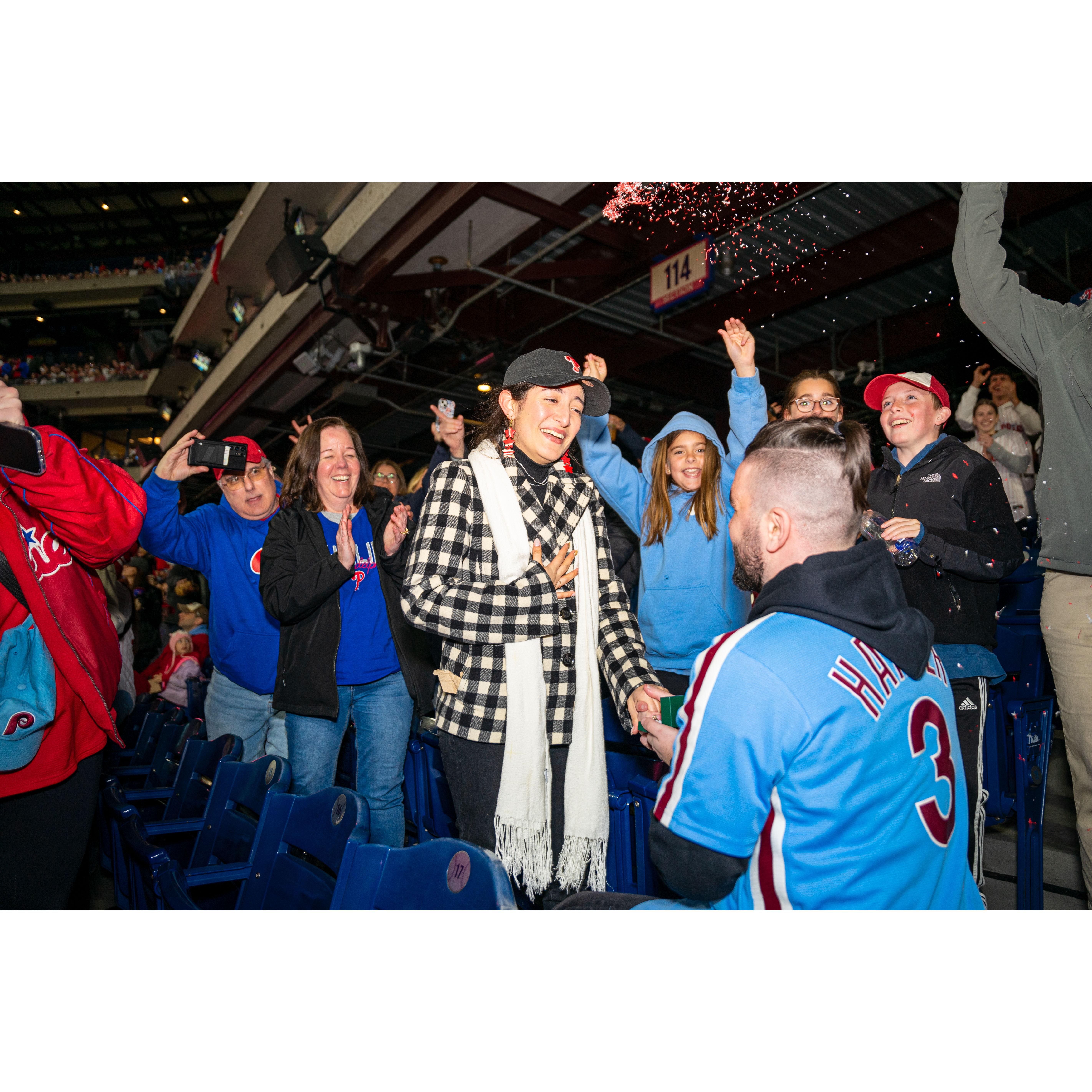 Jonathan asking Yolany, "¿Quieres casarte conmigo mi amor?"