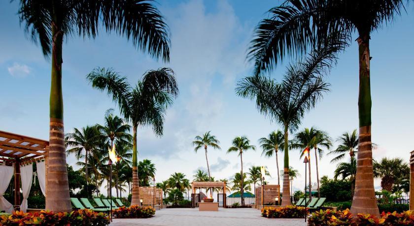 The Wedding Website of Kelly Tassos and Johnny Jankunis