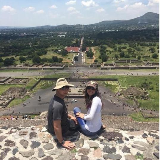 On top of the Pyramid of the Sun in Teotihuacan Mexico.
Arriba de la Pirámide del Sol en Teotihuacan México.