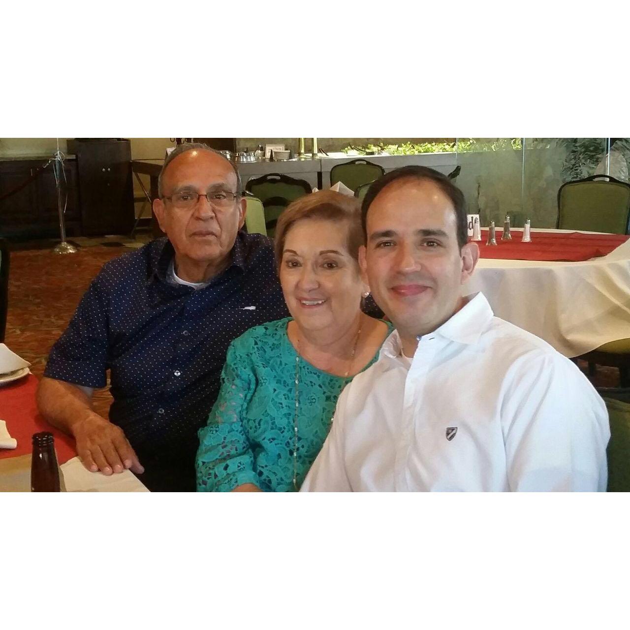 Con los padres de Iliana, Miguel y Beatriz, y su cuate Gustavo.