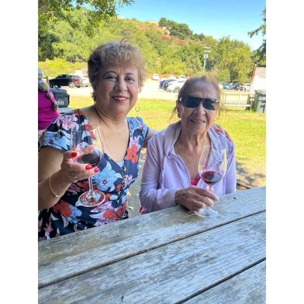 Las Princesas, Memo's mom and grandma