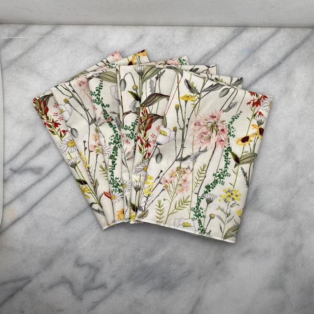 Set of 6 14X14 cotton cloth napkins eco friendly napkins cottage core nature meadow napkins Robin bee print spring easter