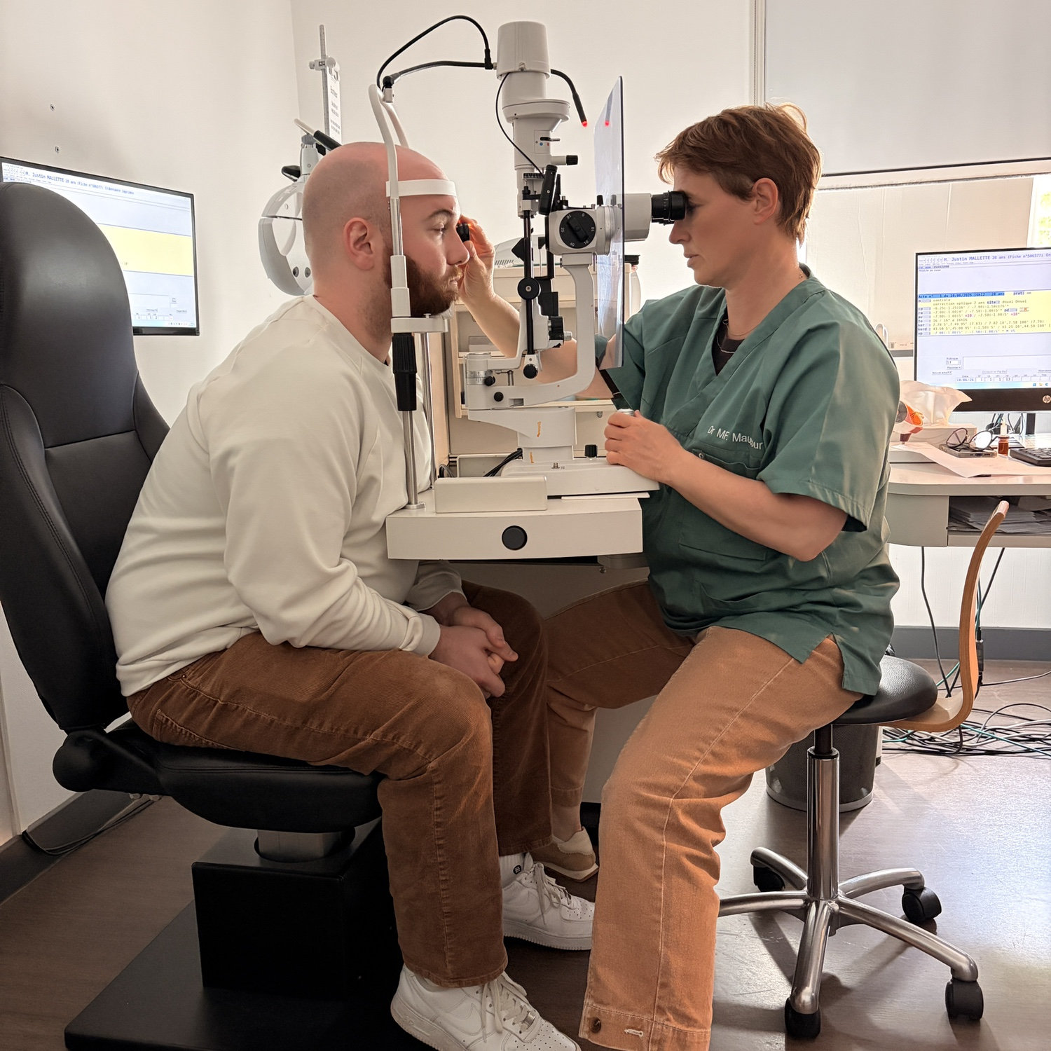 Justin got his eyes checked by my mom
Consultation VIP pour Justin