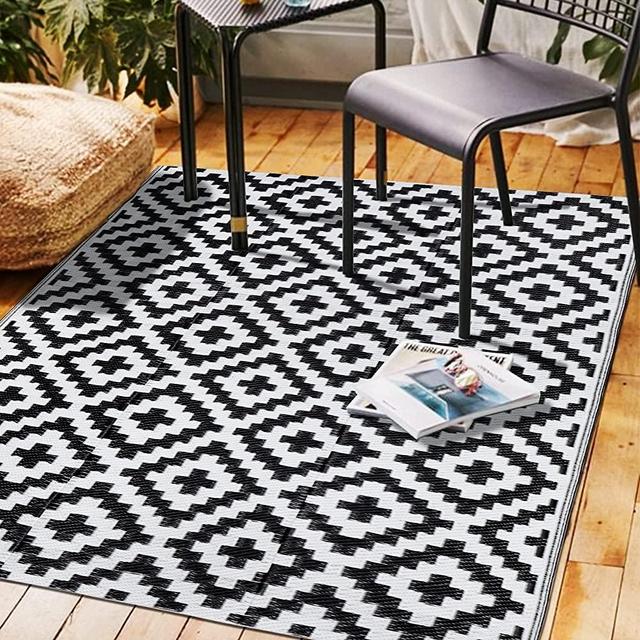 SAND MINE Reversible Mats, Plastic Straw Rug, Modern Area Rug, Large Floor Mat and Rug for Outdoors, RV, Patio, Backyard, Deck, Picnic, Beach, Trailer, Camping (4' x 6', Black & White Lattice)