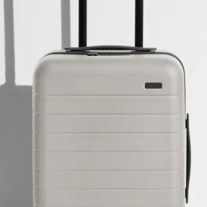 Hard Shell Carry-On Suitcase: Cloud Gray