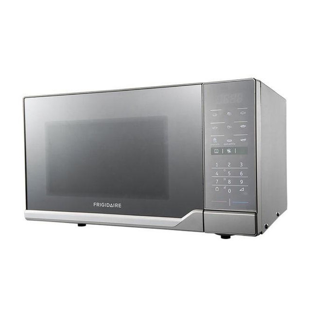 Microondas Frigidaire FMDO25S3GSPG 0.9 ft3 Plateado | La Curacao