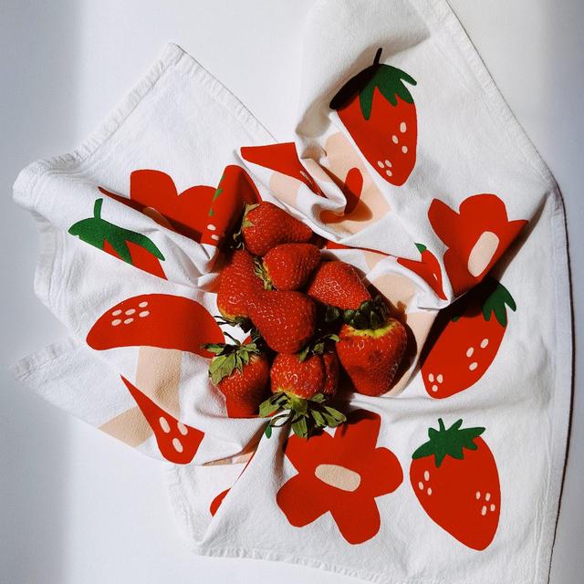 screen printed tea towel. berry shroom on white. flour sack cotton kitchen towel. ecofriendly. boho home. gift / hostess / mom. fruit.