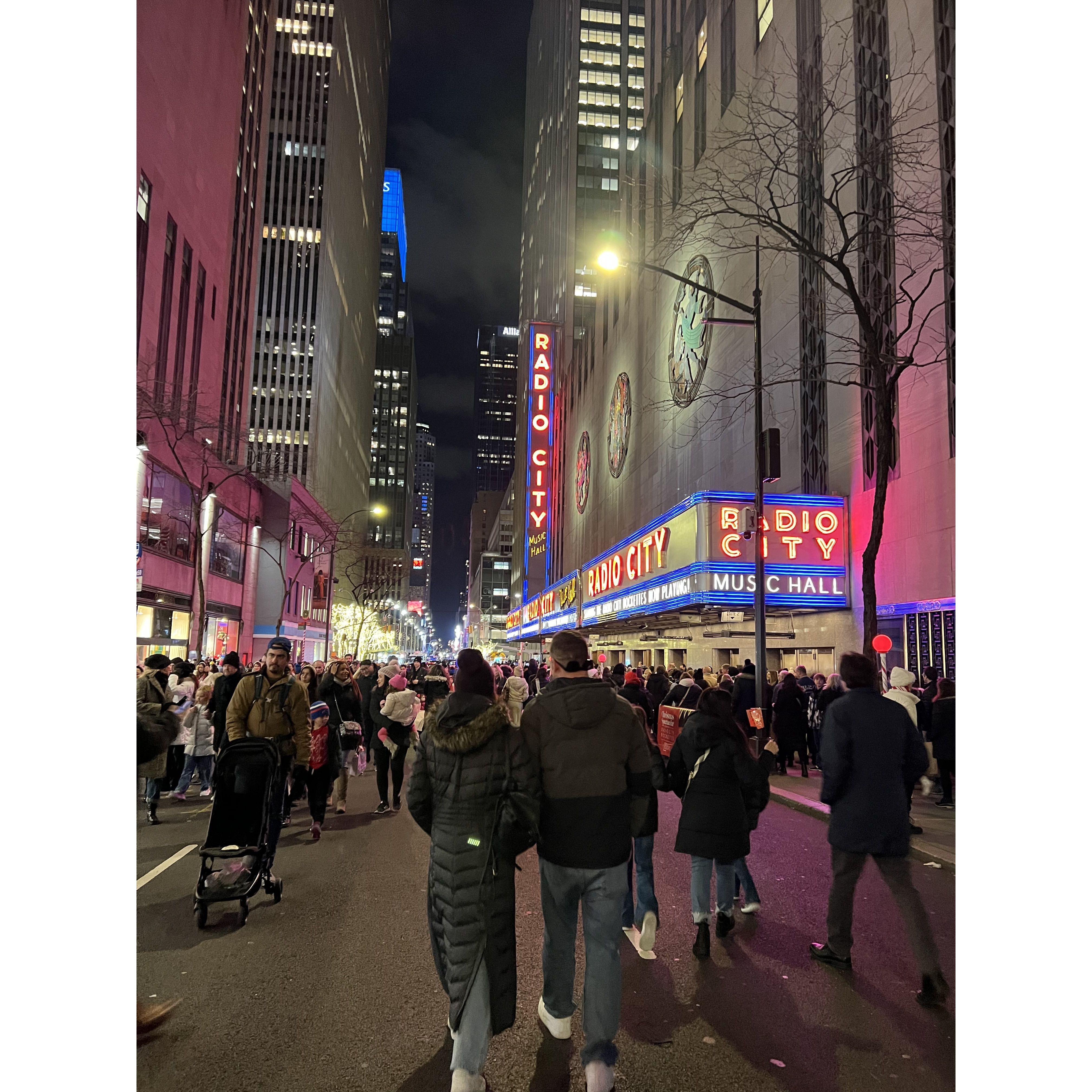 Walking through Rockefeller Center at Christmas time 2022