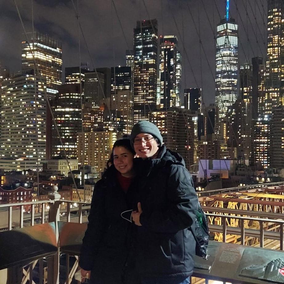 Cruzando el puente de Brooklyn. / Crossing the Brooklyn bridge.