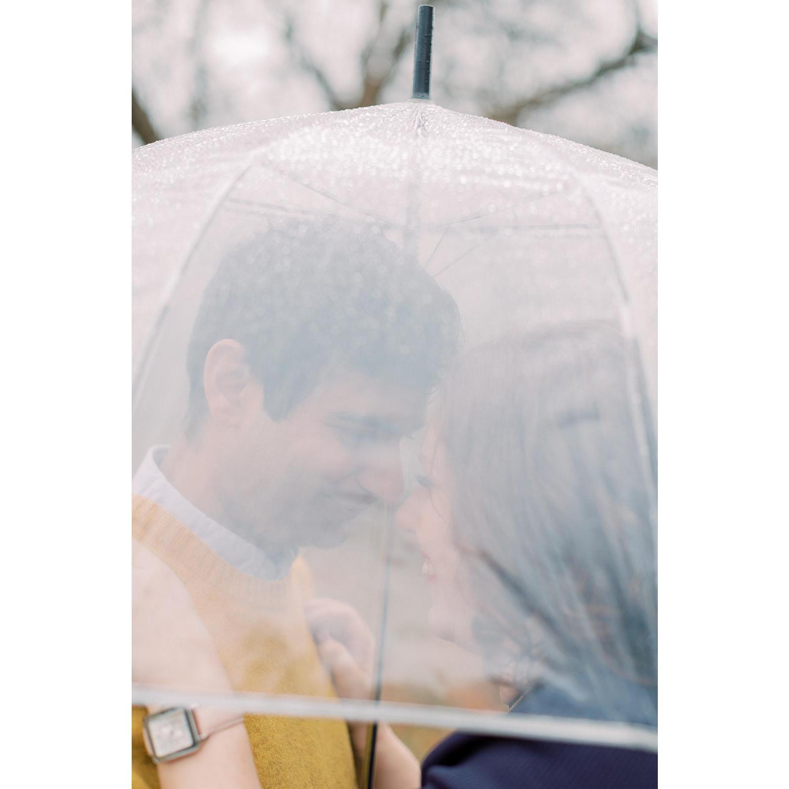 Engagement pictures in Discovery Park in Seattle, Washington. Photographer: Sarah Harris
