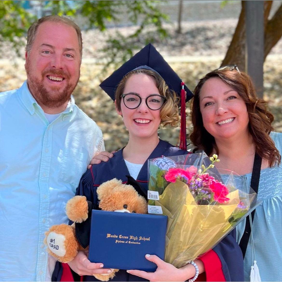 Highschool graduation 2022! Emma and her parents