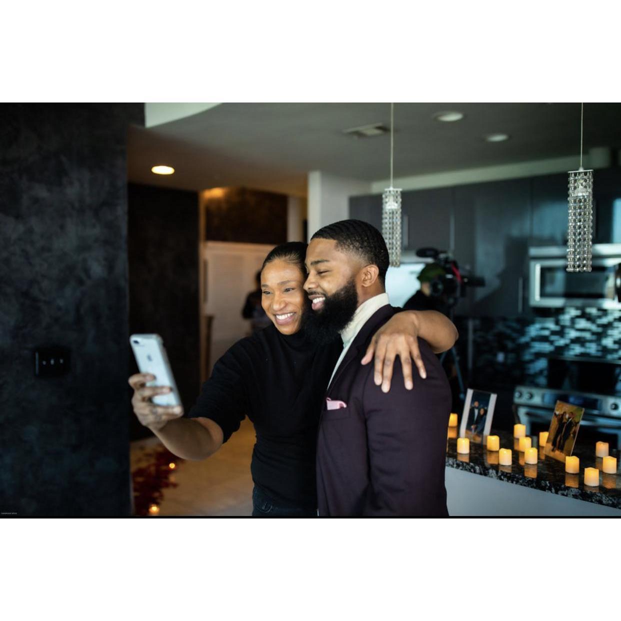Reggie and his mom snap a quick, sweet selfie before Selene's arrival!