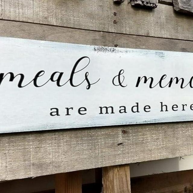 PSINGSZQ Farmhouse Kitchen Wall Decor,Meals and Memories are Made Here Sign, Rustic Wood Kitchen Signs Dinning Room Wall Decor (Meal) 4x16 Inch