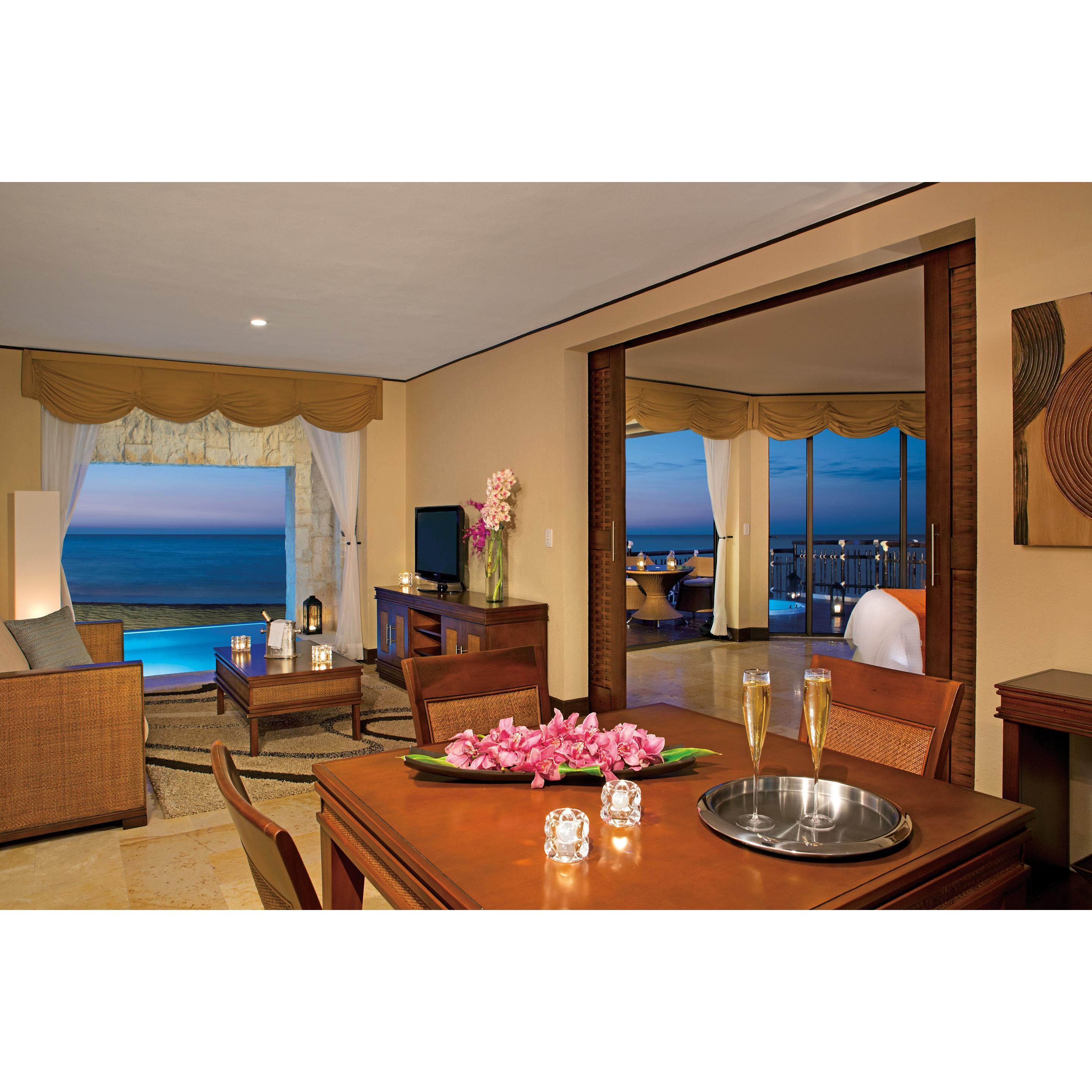 Preferred Club Ocean Front Governor Suite
living area
dining area
Full bathroom with hydrotub and terrace with plunge pool and whirlpool
Direct beach access
Preferred Club privileges
1,572 ft