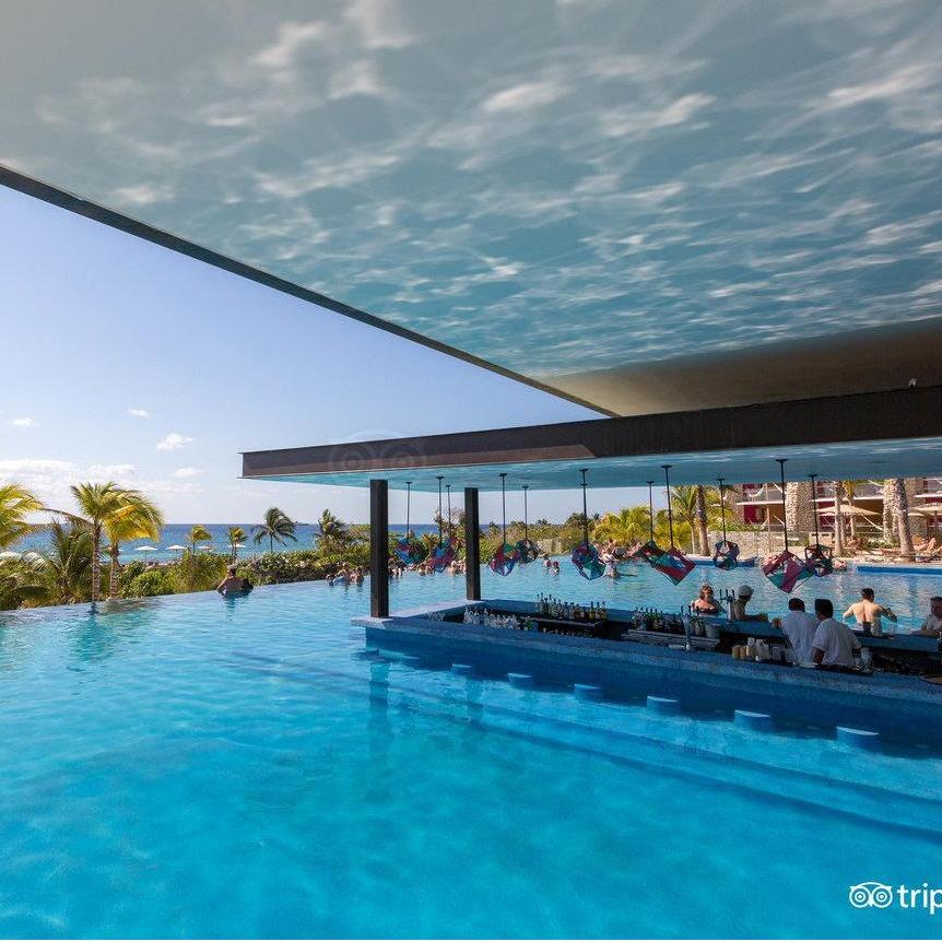 Hotel Swim Up Bar
