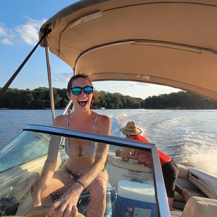 Can you tell Emily's favorite season is summer ?