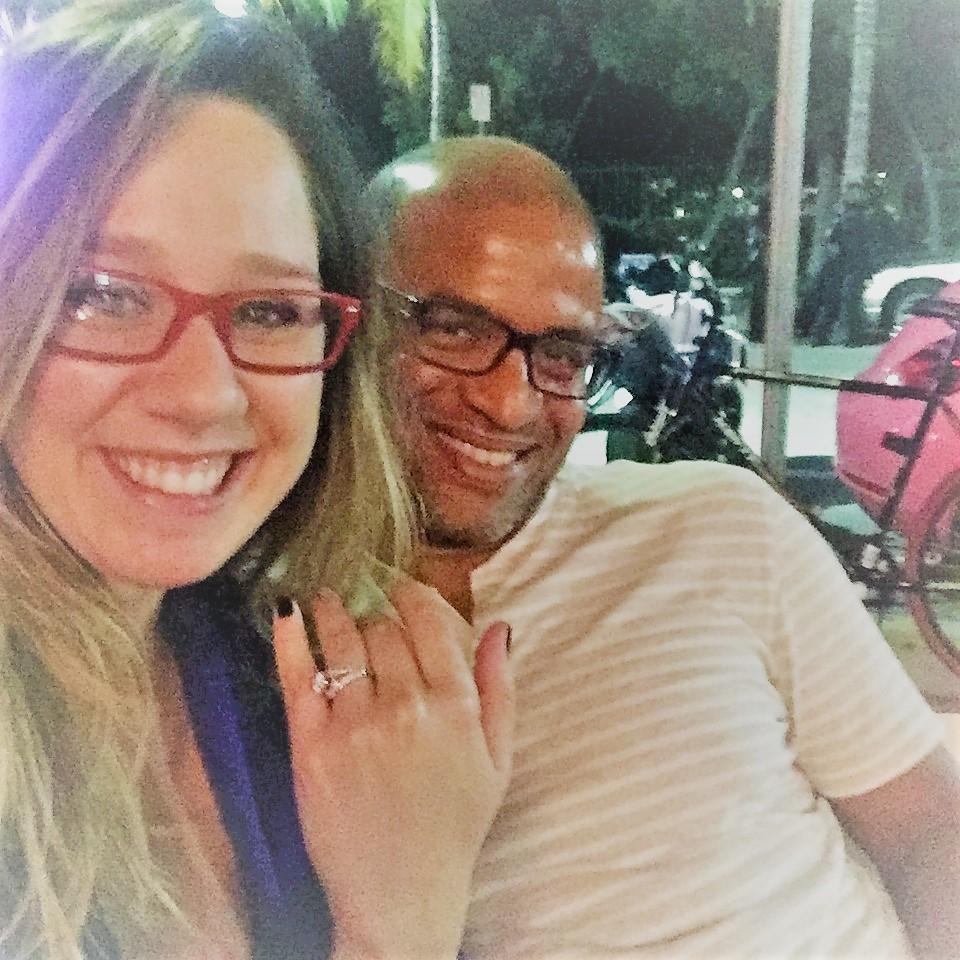 He proposed .. Dezember 12th..
Ele me pediu em casamento .. Dia 12 de dezembro
Pedido de Casamieto.