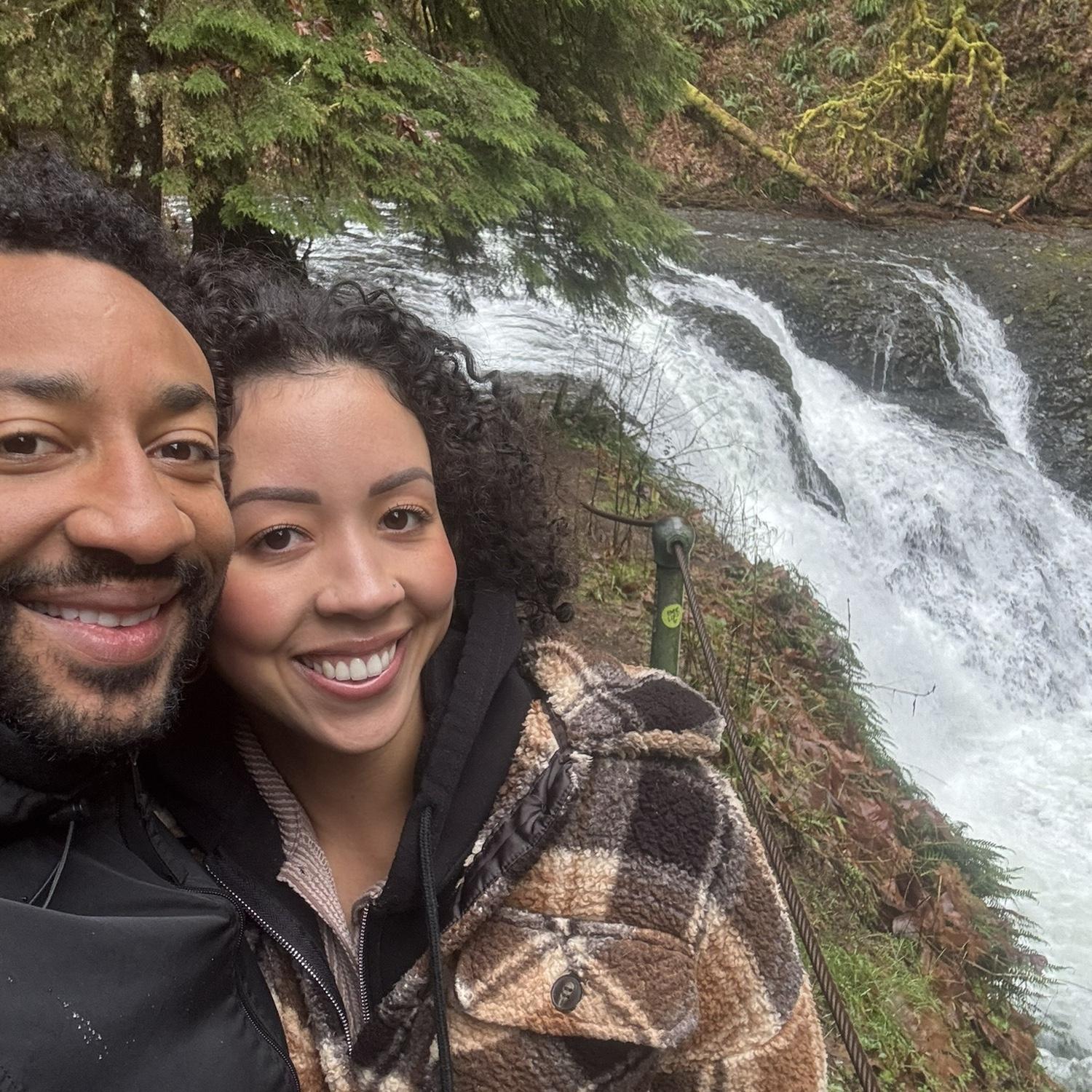 Hiking to see beautiful waterfalls in Oregon. 🌳⛰️