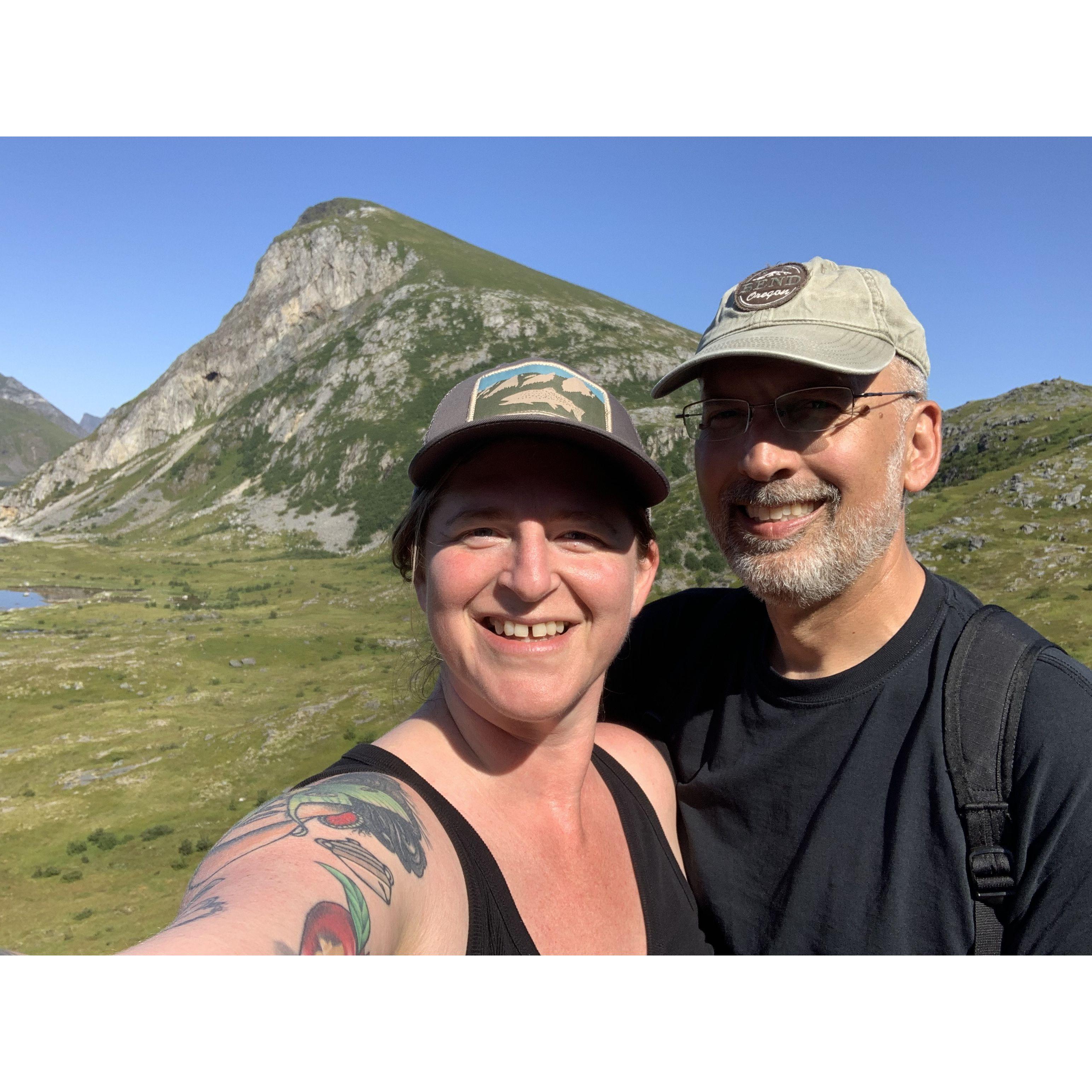 Maaltebaer picking in Lofoten with Offersoykammen in the background