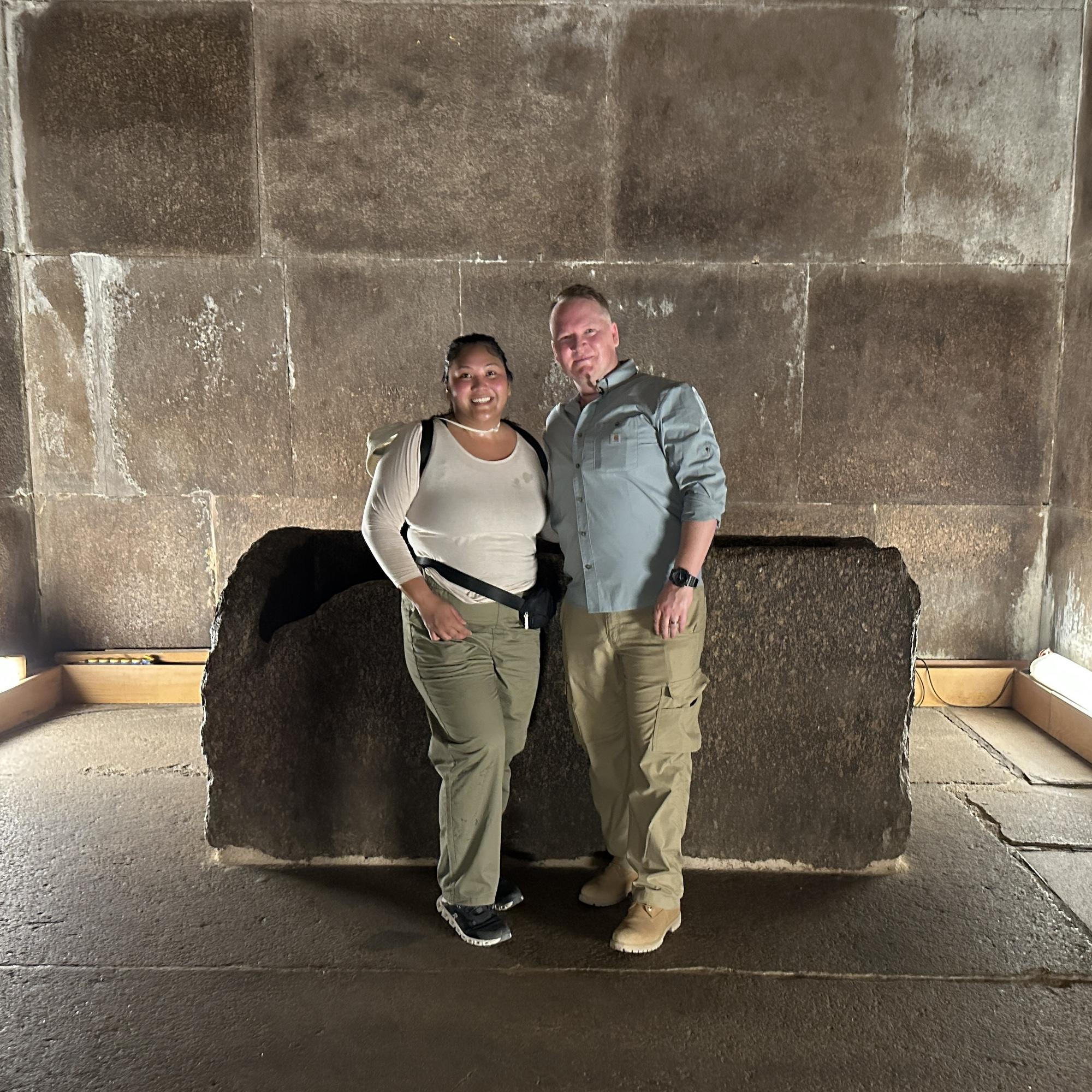 🇪🇬 We climbed into the Great Pyramid where the empty tomb of King Khufu lies 🪦