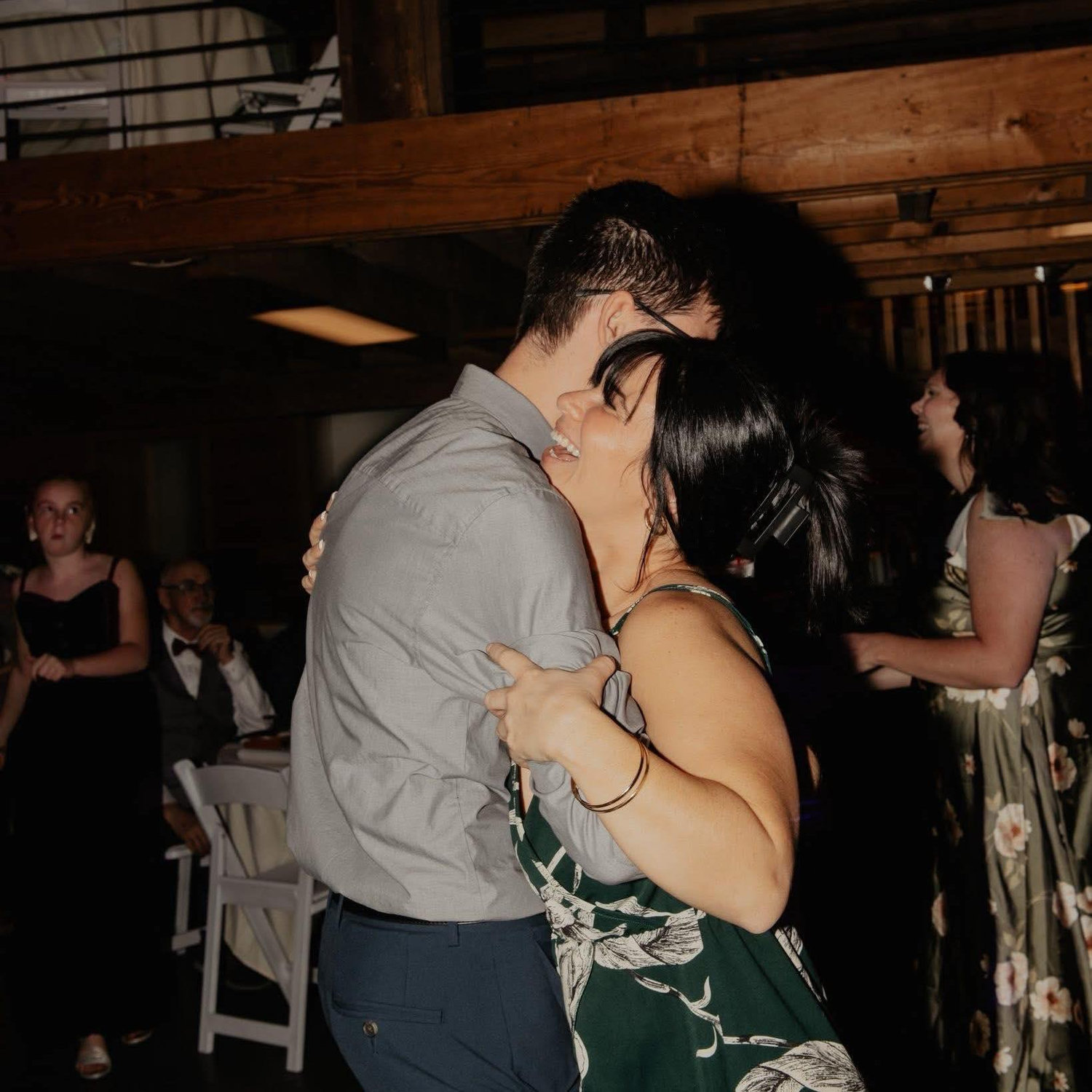 We love dancing at weddings <3