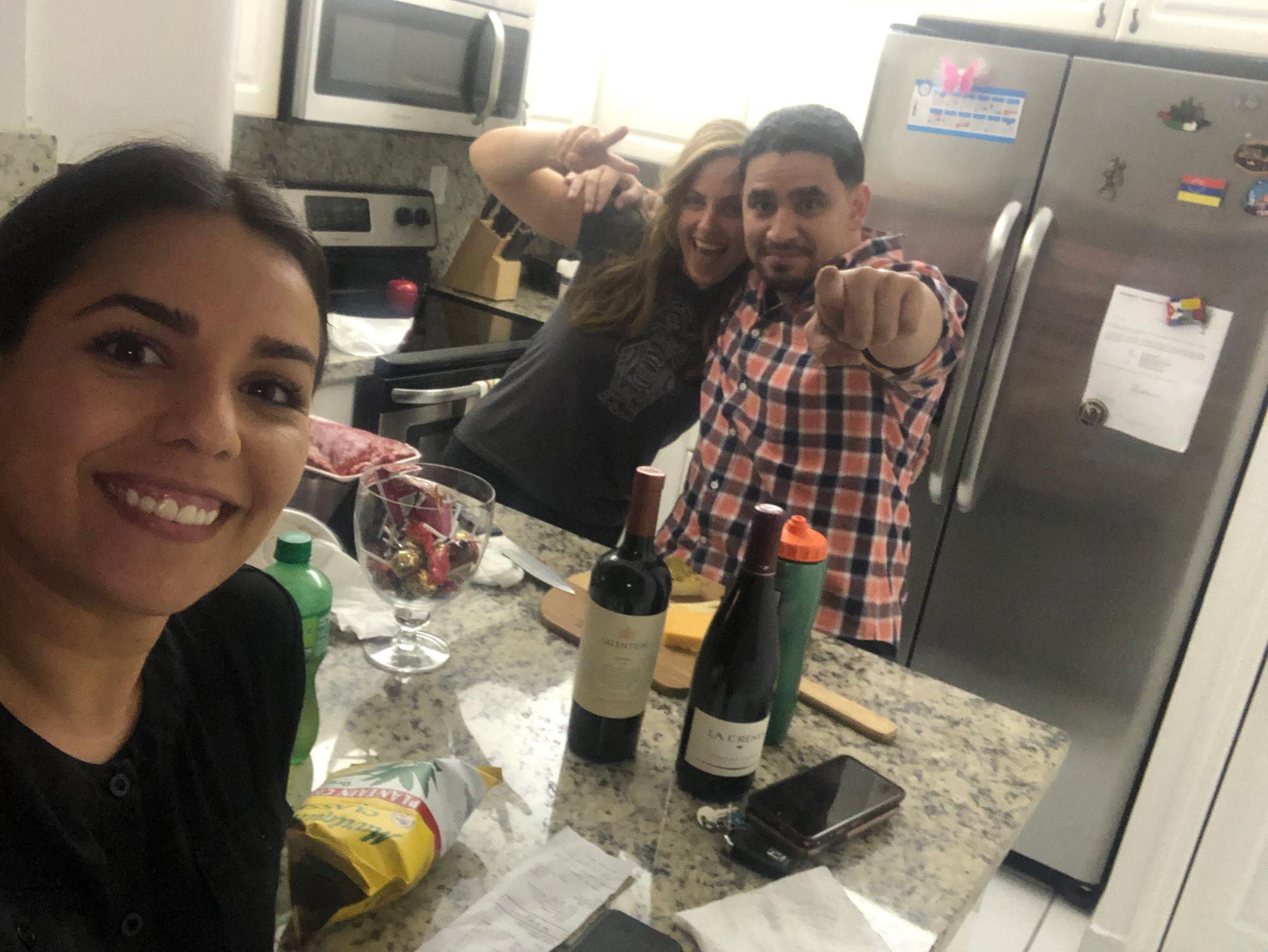 Y los amigos no pueden faltar ...... así termina nuestra última noche del mes de Enero!! Celebrando que solo faltan 90 días para el gran día ! 🥂