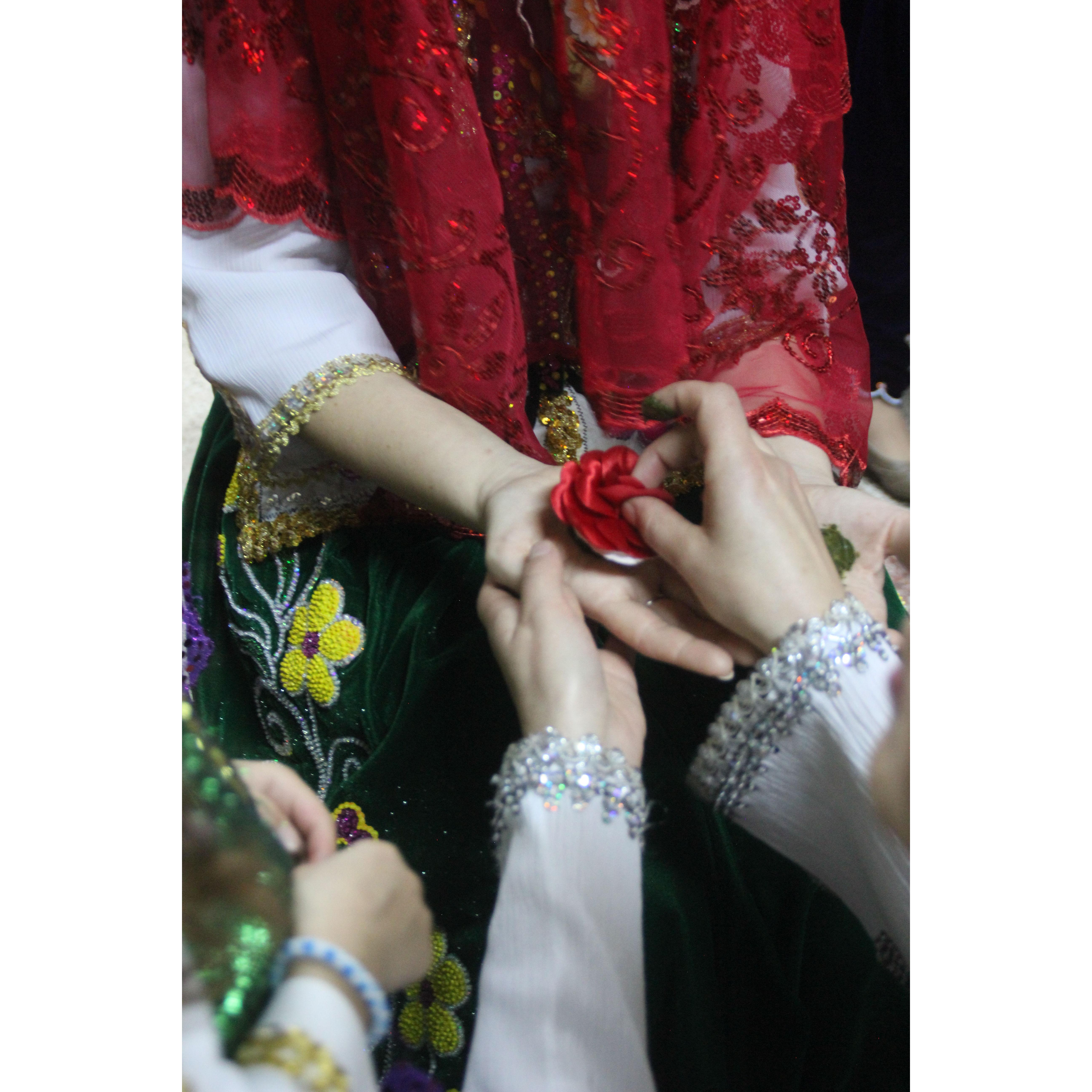 The so called "henna ceremony" also takes place in front of the house, right before the wedding evening in the village centre.