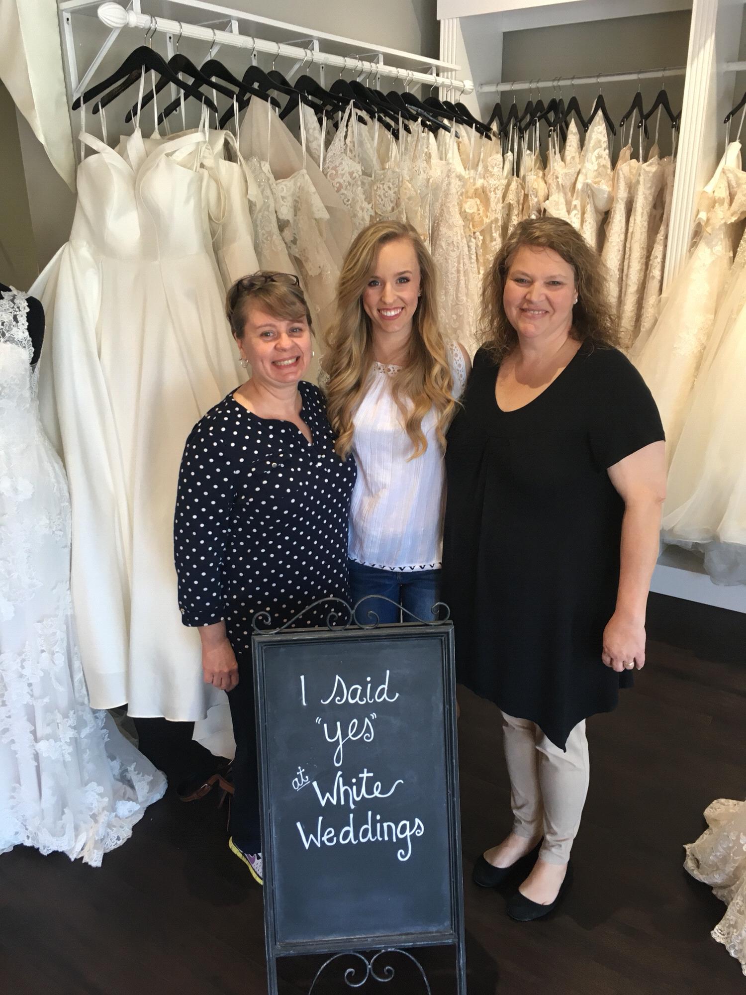 White weddings is by FAR the BEST bridal shop ever!!!💍