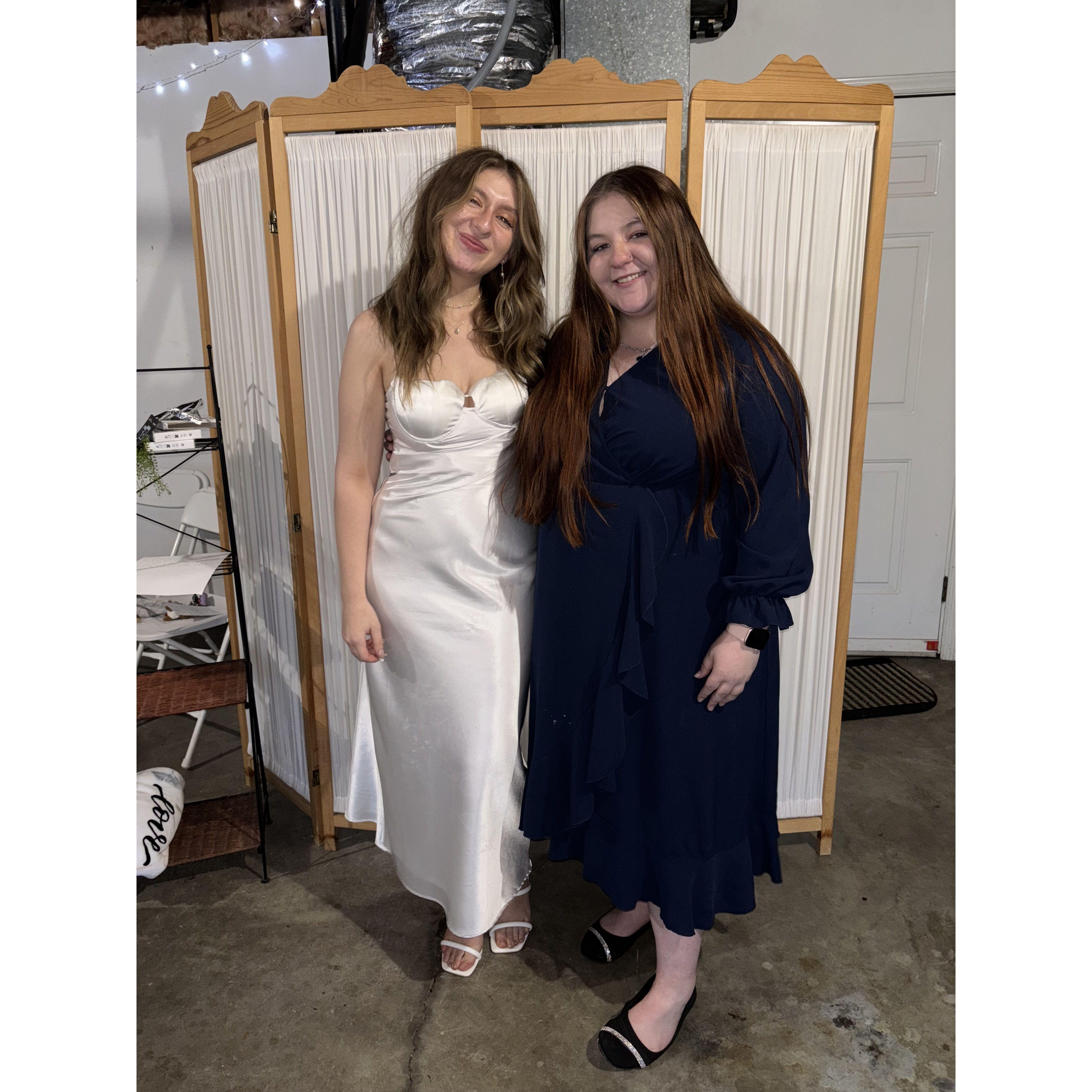 Delanie and her sister/bridesmaid, Daleigh!