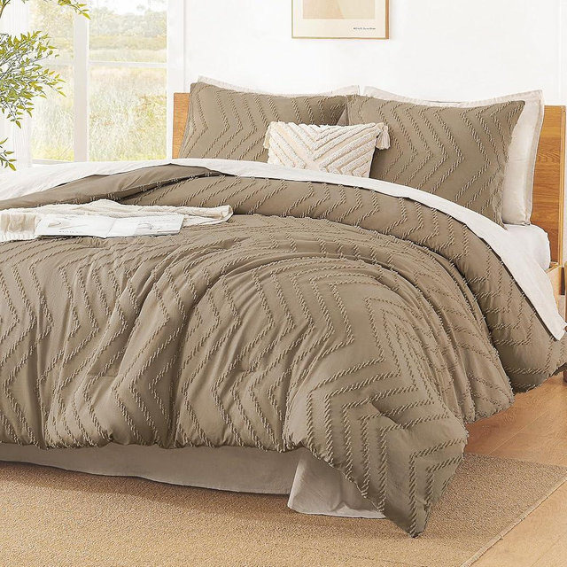 Litanika Taupe Queen Size Comforter Sets, 3 Pieces Lightweight Chevron Tufted Bedding Comforter Set, Fluffy Down Alternative Comforter Bed Set Gift Choice (90x90In Comforter and 2 Pillowcases)