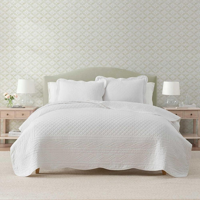Martha Stewart - King Size Quilt Set, Soft & Breathable Cotton Percale Quilted Bedding with Matching Pillowcases, Scalloped Edge Bed Set, Vintage Scallop White
