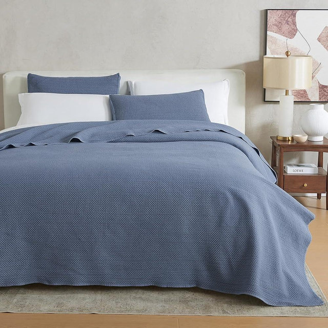 Queen Size Blue Quilt Set. Stonewashed, Ultra-Soft, Lightweight Box Stitch Bedding Sets for Boys & Girls. College Dorm Essentials, 3 Piece Set, 1 Quilt 2 Pillow Shams (Full / Queen, Denim Blue)