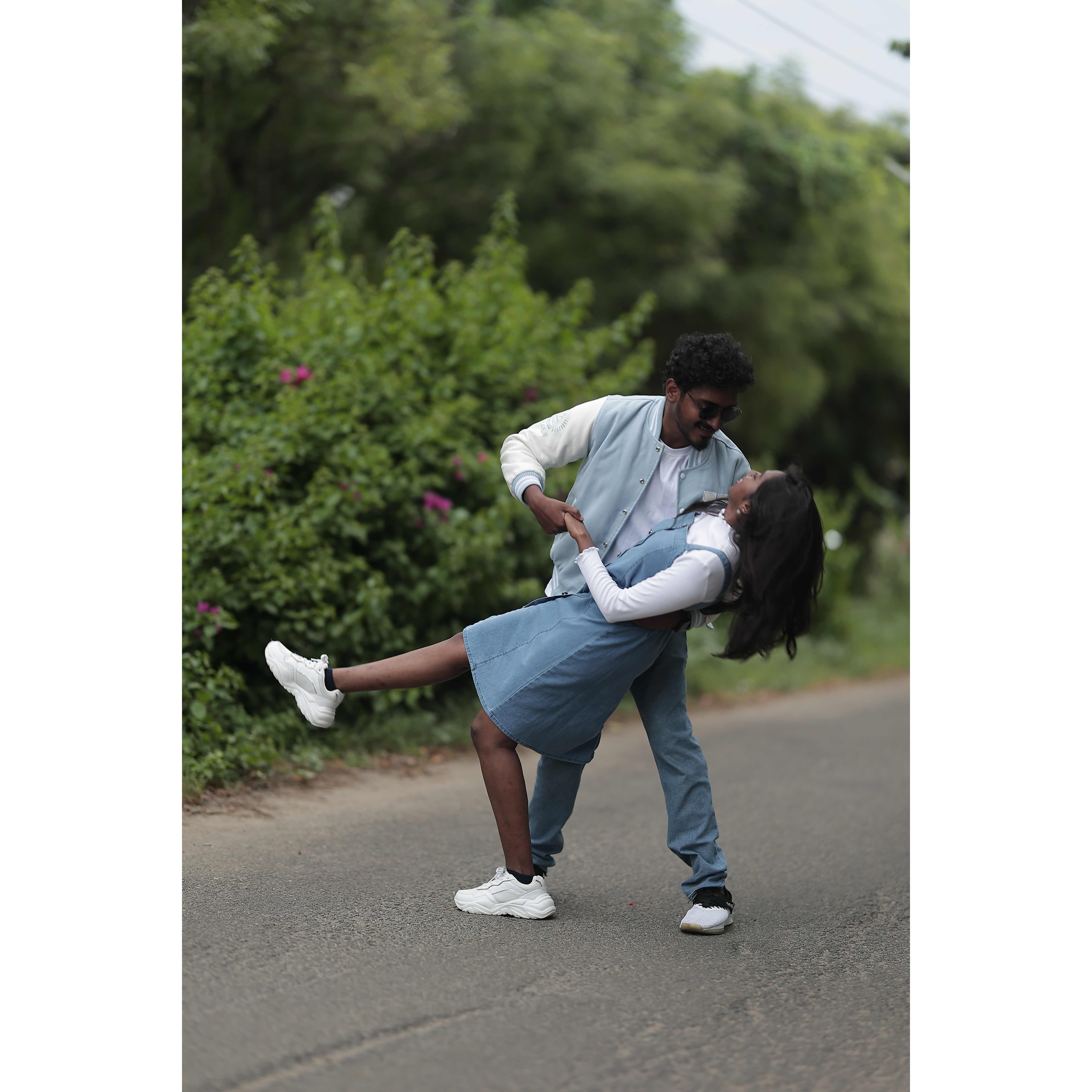 Is it even a couple photoshoot without this pose? 😛