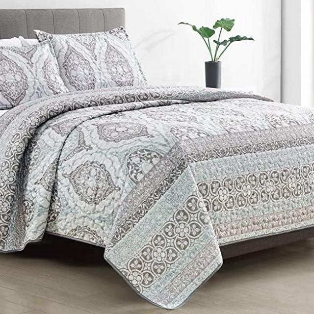 GrandLinen 3-Piece Fine Printed Oversize (100" X 95") Quilt Set Reversible Bedspread Coverlet Queen Size Bed Cover (Pale Blue, Light Grey Floral Medallions)