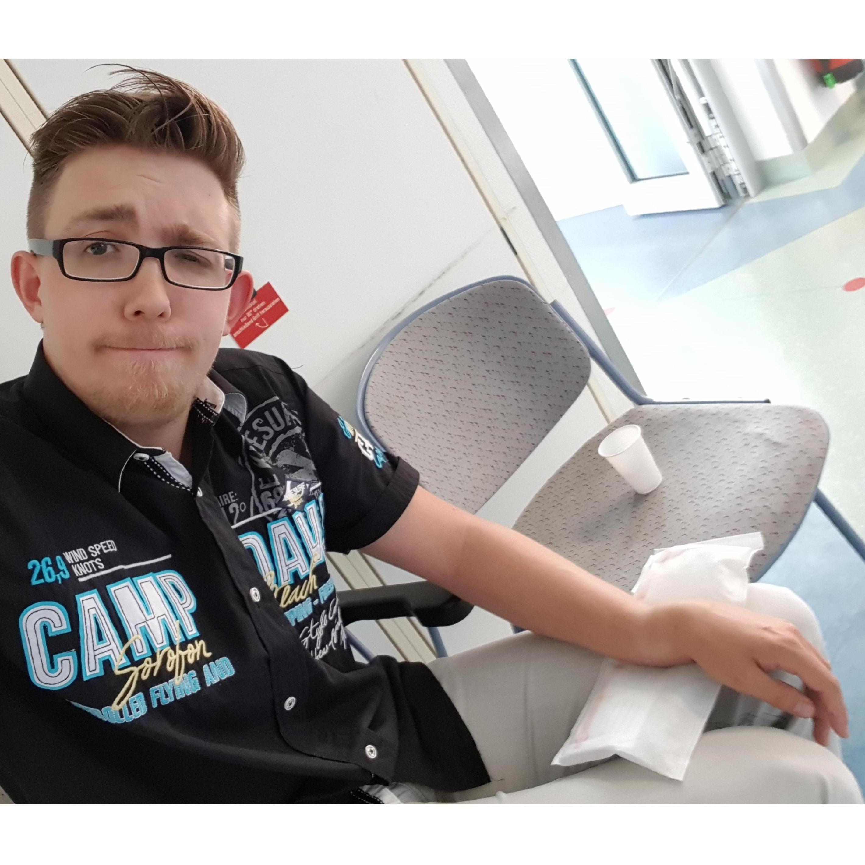 After Emily, Matteo also decided to visit the hospital once... with that hand, not a surprise...
"ich glaub ein Krankenwagen wäre ganz gut, oder?"
Jun 2018